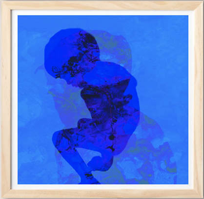 Boy Playing – nummerert kunst trykk i intens blå, innrammet i eik (80x80 cm) | Eva C. Laska