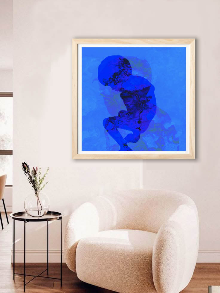 Boy Playing – nummerert kunst trykk i intens blå, innrammet i eik (80x80 cm) | Eva C. Laska